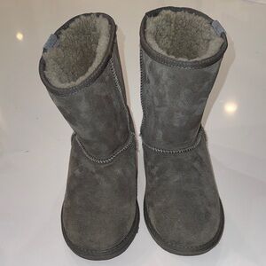EMU Australia Stinger Lo Sheepskin Boots Charcoal Grey. Size 8